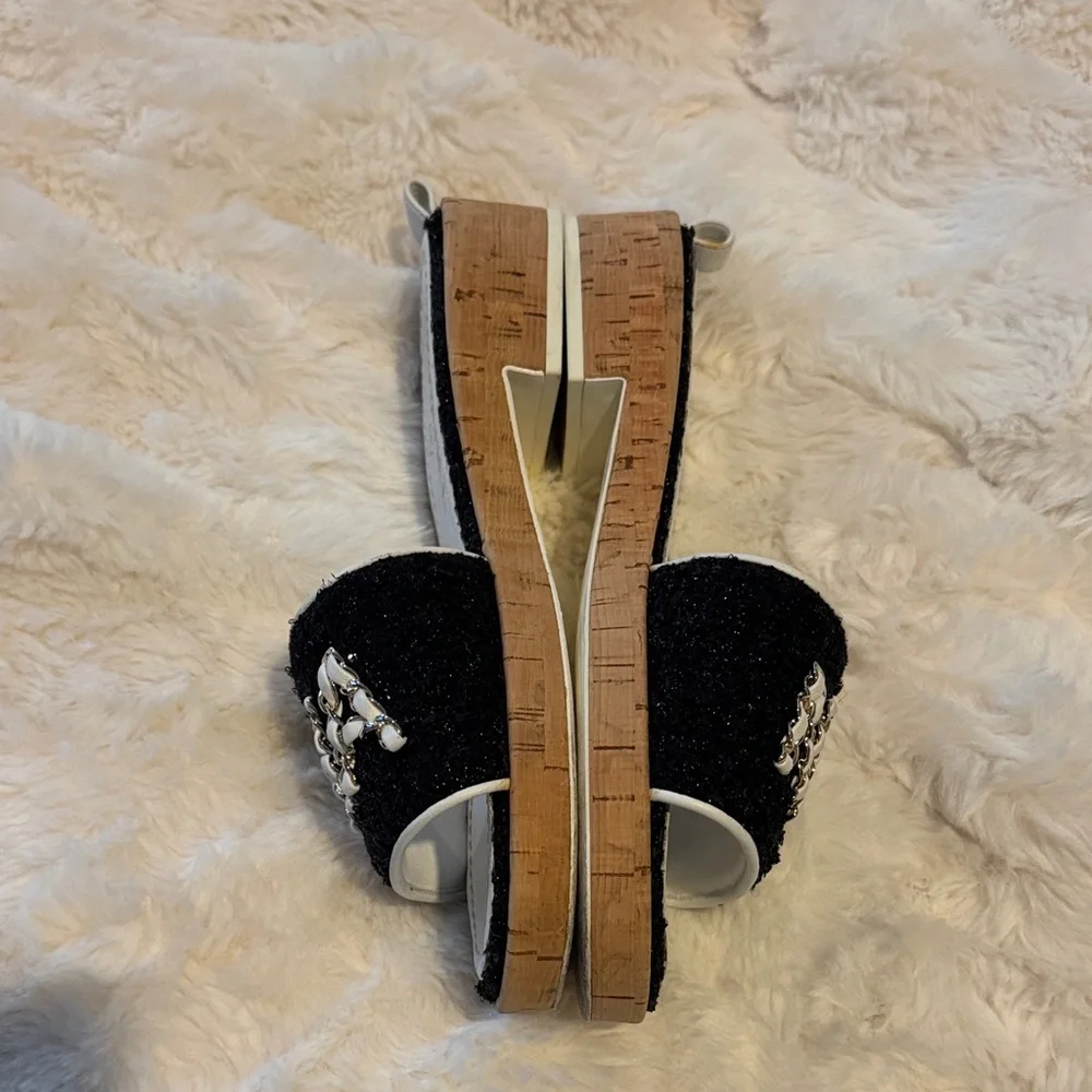 CHANEL Slides - Picture 3 of 5